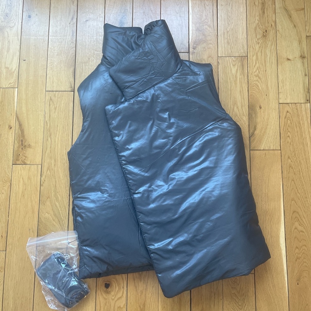 Norma Kamali 

SLEEPING BAG VEST